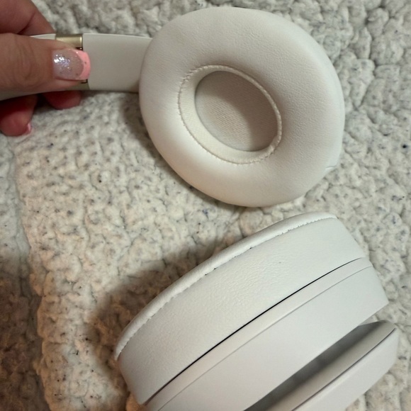 Beats White Headphones Solo 4 - Picture 7 of 8